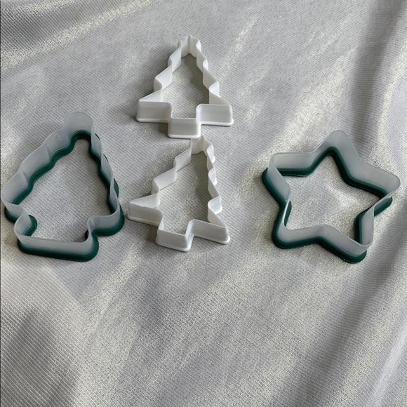 5/$25 Green and White Tree and Star Cookie Cutters Plastic Deep 4 Pieces - Picture 3 of 5